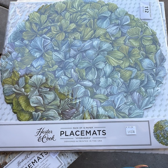 Hester & Cook Die-Cut Hydrangea Placemat 15.6" x 15.8"
Set of 12 - Picture 5 of 6